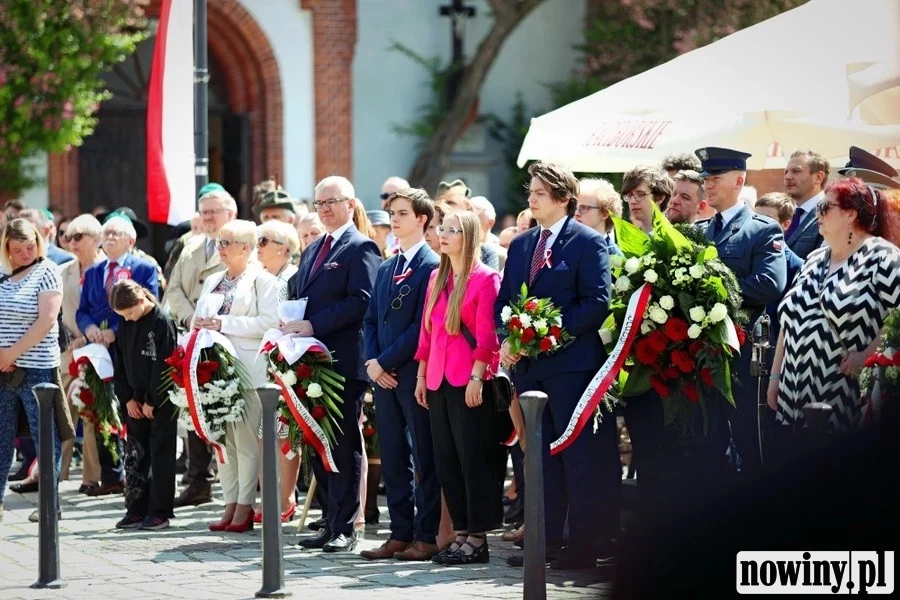 Uczestnicy obchodów święta narodowego składają kwiaty